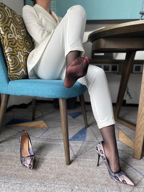 男生丝袜套全身,揭秘男生独特时尚风采