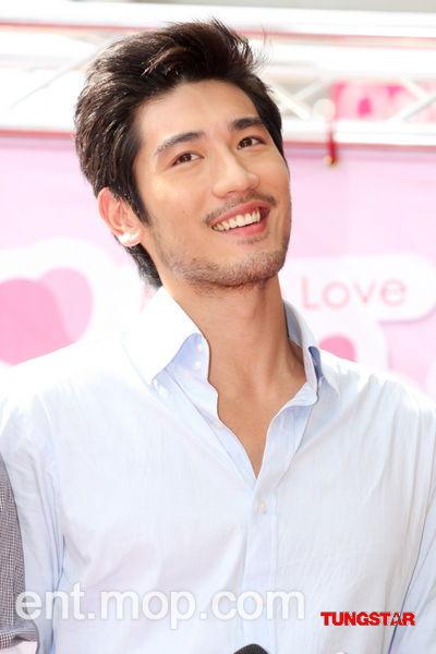 余文乐撩日本模特,甜蜜互动引粉丝尖叫