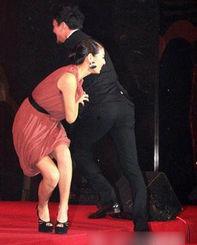 明星摔跤图片,镜头捕捉惊险瞬间