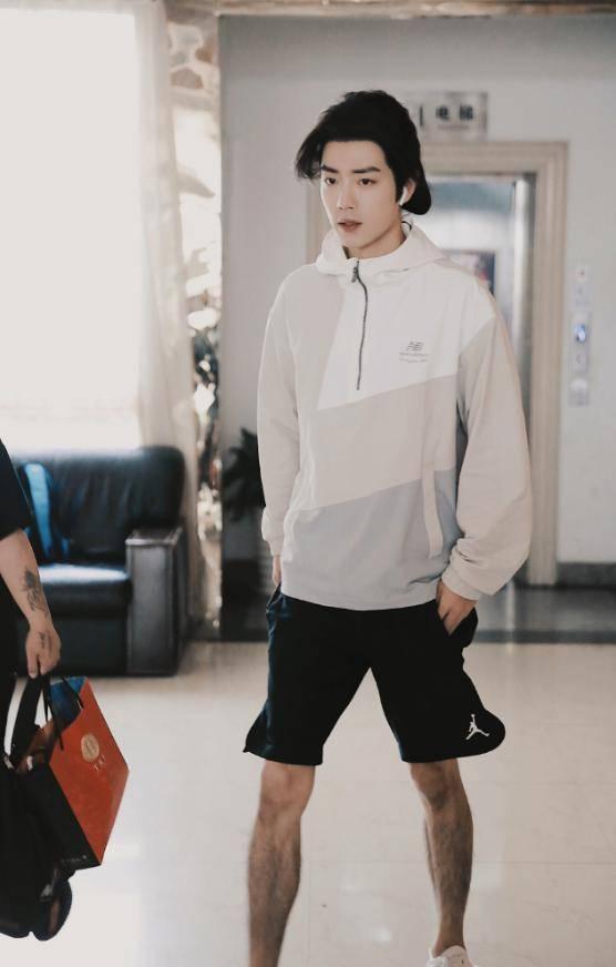 热巴和肖战最新爆料图片,甜蜜互动引粉丝热议，幕后故事揭秘！